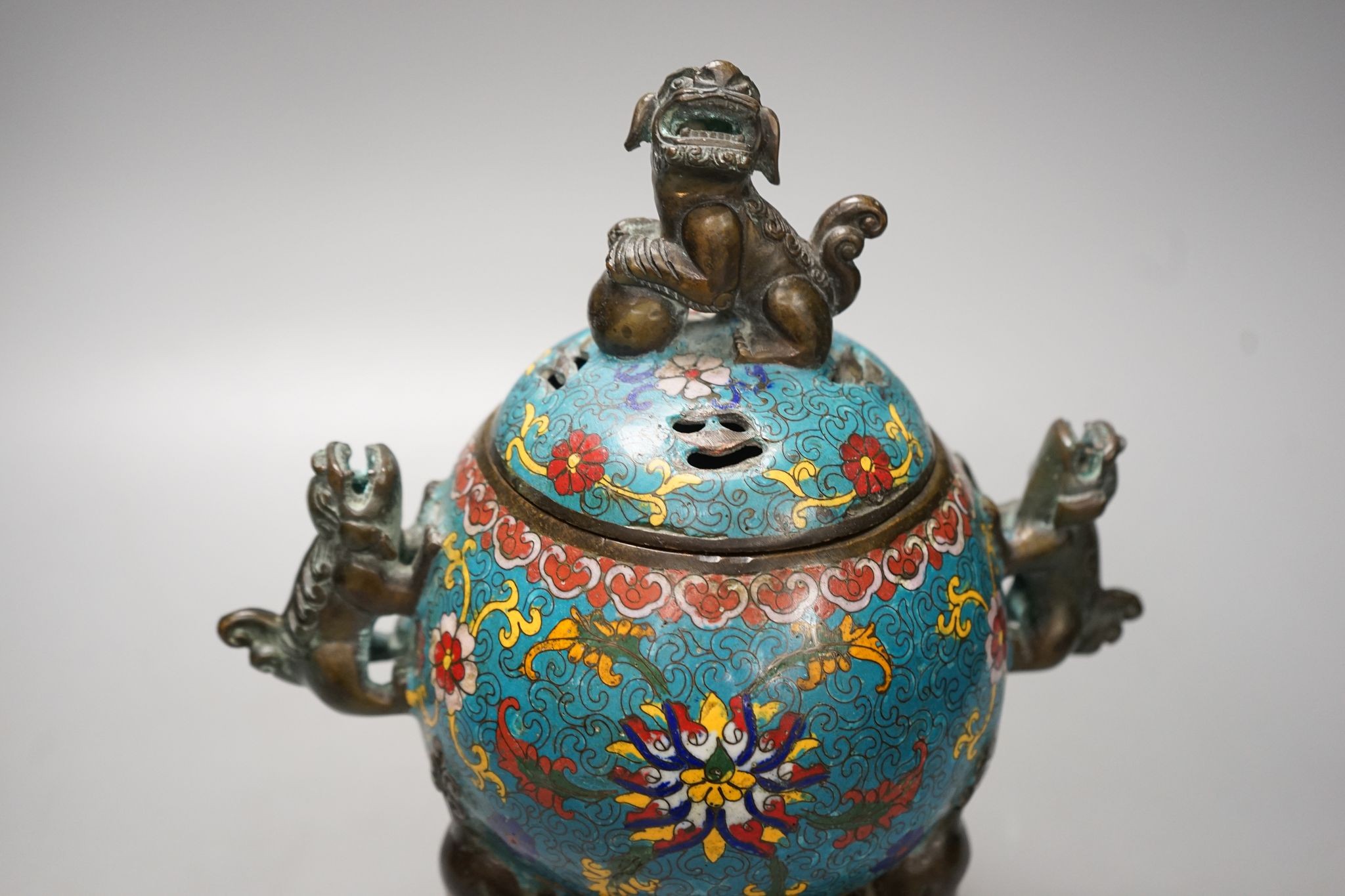 A large Chinese cloisonne enamel tripod censer, cover and stand, 29cm